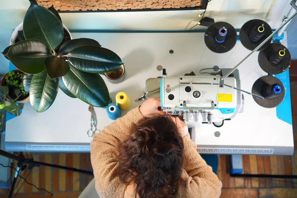 Costurera Trabaja Con Máquina Coser Lugar Trabajo Del Sastre Vista —  Fotos de Stock