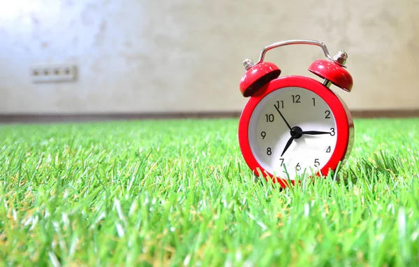 Artificial Grass Interior Background Red Alarm Clock Quick Lawn Mowing — Stockfoto