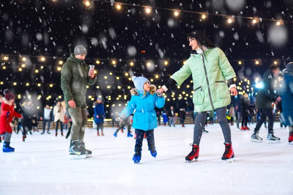 Family Ice Skating Rink Dad Shoots Family Video Phone — Stockfoto