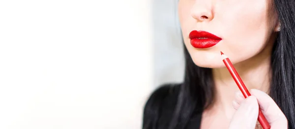 Uzupełnij Baner Przestrzeń Kopiowania Makijażysta Maluje Usta Modelki Czerwono Szminką — Zdjęcie stockowe