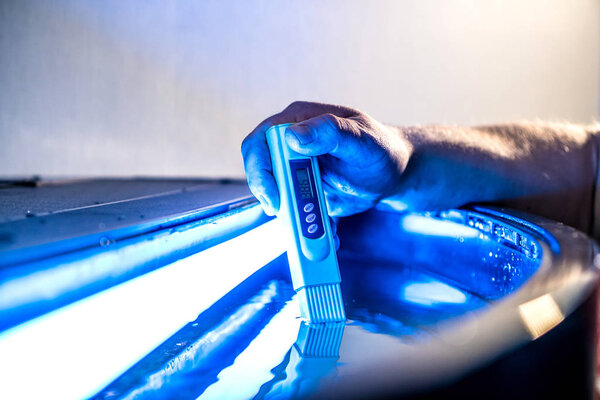 Измерение плотности воды в аквариуме с помощью тестера
