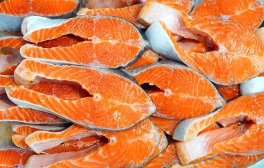 Soğuk somon biftekleri arka planda. 