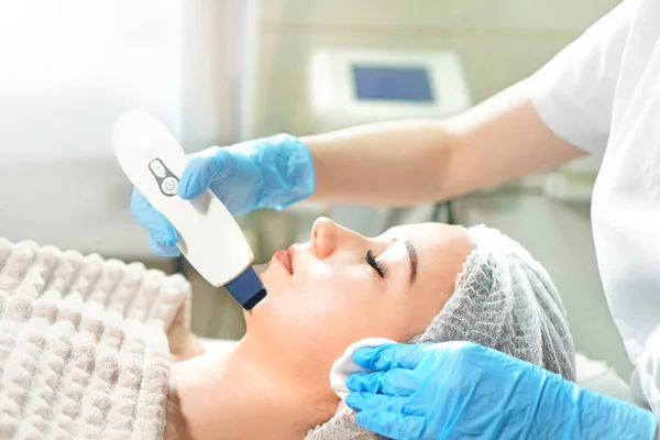 Kosmetolog Robiący Usg Twarzy Dla Młodej Kobiety Peeling Bliska — Zdjęcie stockowe