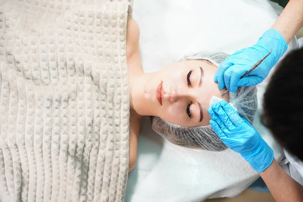 Cosmetoloog Doet Mechanische Gezichtsreiniging Behandeling Voor Jonge Vrouw — Stockfoto