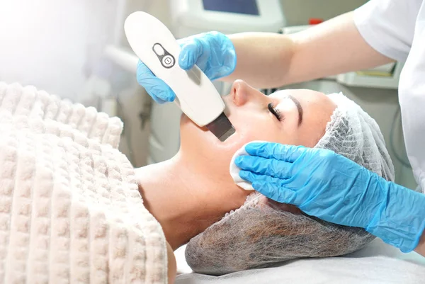 Cosmetoloog Doet Echografie Gezicht Peeling Voor Jonge Vrouw — Stockfoto