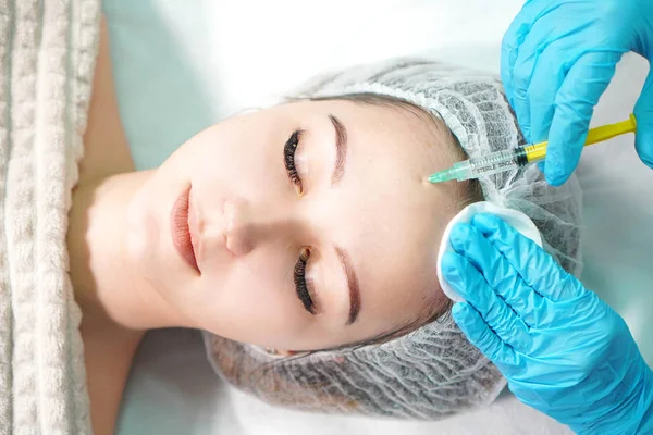 Tratamiento Inyección Facial Rejuvenecedor Beautician Haciendo Inyección Jeringa Facial — Foto de Stock