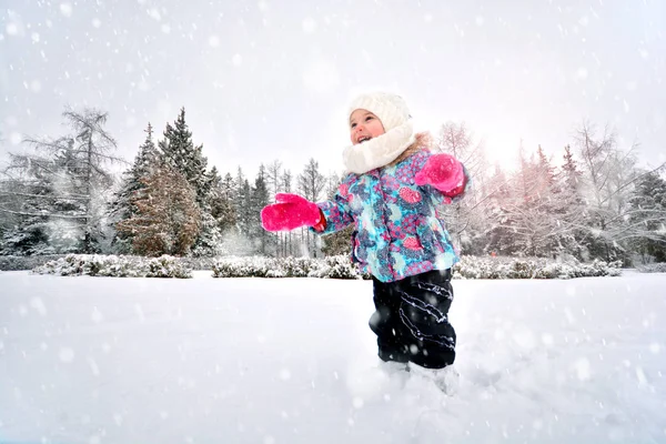 Bambina Ridente Corre Nella Neve Del Prato Del Parco — Foto Stock