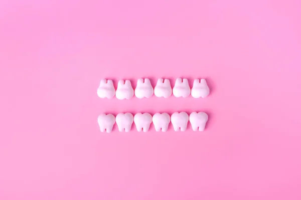 Tło Stomatologiczne Modelami Zębów Dwóch Liniach — Zdjęcie stockowe