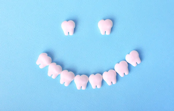 Zdrowa Koncepcja Usta Uśmiechem Wykonane Zębów Zabawki Tło Stomatologiczne — Zdjęcie stockowe