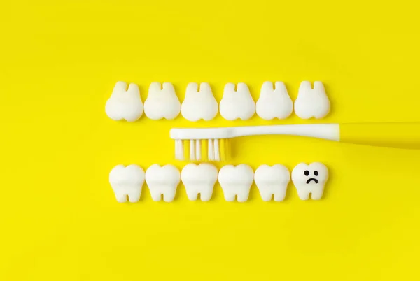 Szczoteczka Zębów Koncepcja Żółtą Szczoteczką Zębów Modele Zębów Jednym Smutnym — Zdjęcie stockowe