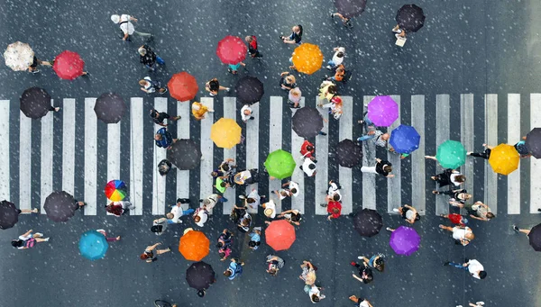 Gente Affolla Con Gli Ombrelloni Che Muovono Attraverso Marciapiede Pedonale — Foto Stock