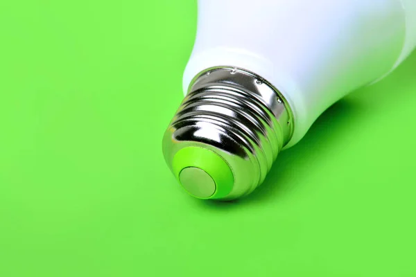 Concepto Energía Verde Con Una Bombilla Sobre Fondo Verde — Foto de Stock