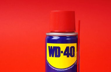KHARKIV, UKRAINE - 3 Mart 2020: WD-40 çoklu fonksiyonel sprey sprey şişesinin illüstrasyon yazısı. 
