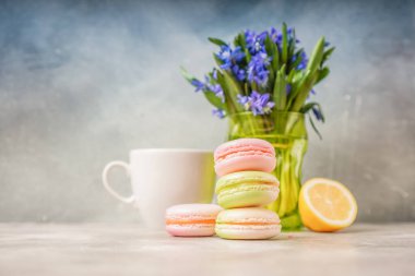 Makarnalar masaya yakın duruyor. 