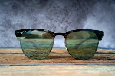 KHARKIV, UKRAINE - 12 Mart 2020: Ray-Ban güneş gözlüklerinin aydınlatıcı başyazısı