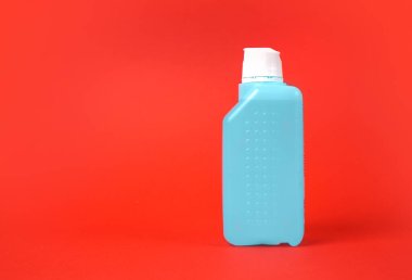 Coronavirus önleme. Kırmızı arka planda el dezenfektanı var..