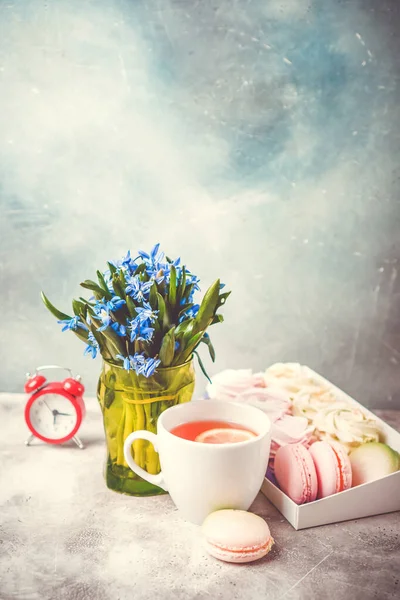 Early Morning Breakfast Vertical Background Macaroons Flowers Alarm Clock Table — Stock Photo, Image