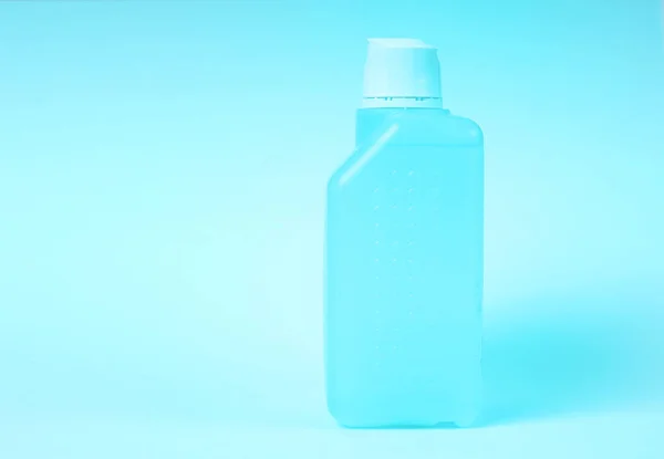 Coronaviruspreventie Handreiniger Fles Een Blauwe Achtergrond — Stockfoto