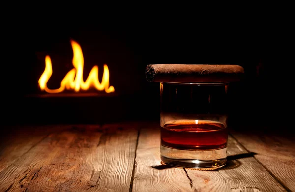 Whisky Och Cigarr Träbordet Framför Öppen Spis — Stockfoto