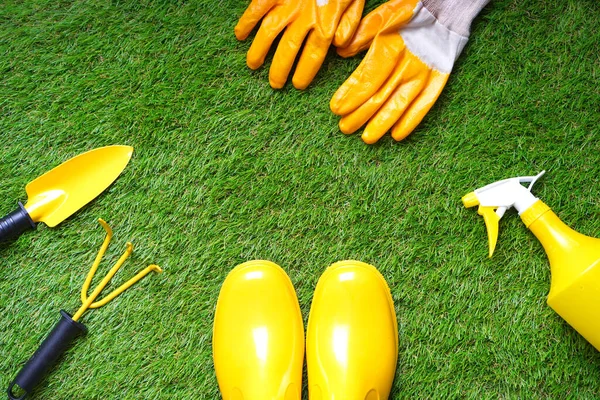 Ferramentas de jardim na grama artificial verde . — Fotografia de Stock