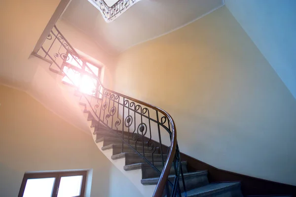 Eingang mit Treppe in einem Mehrfamilienhaus in einem europäischen Haus — Stockfoto