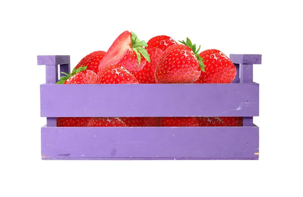 Caja de madera llena de jugosas fresas aisladas en blanco. Cosecha de fresas seleccionadas — Foto de Stock