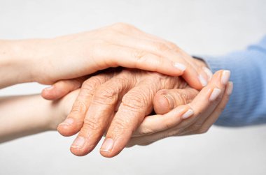 Genç eller yaşlı elleri tutar. Yaşlılar konseptine destek 