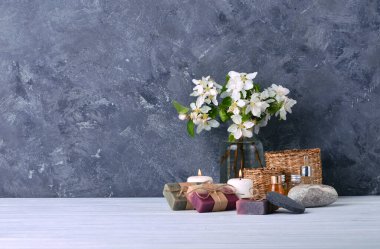 El yapımı sabun, aroma mumları, çiçekler, aromatik yağlar ve koyu arkaplanda taşlarla kaplıca tedavisi kavramı