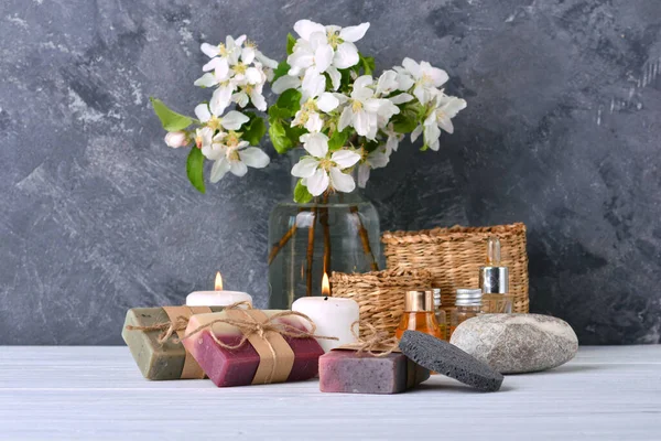 Ароматические лечебный фон с мылом ручной работы, ароматические свечи, цветы, ароматические масла и камни — стоковое фото
