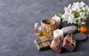 Kokulu ve gerekli yağlı spa arka planı, doğal el yapımı sabun, mumlar, taşlar ve çiçekler.