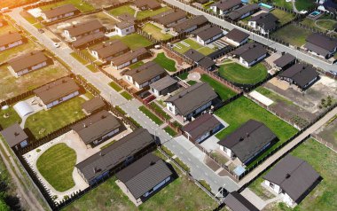 Havadan. Kasaba kulübesinin yerleşim bölgesini yeni bitirdim. İHA 'dan yukarıya bak