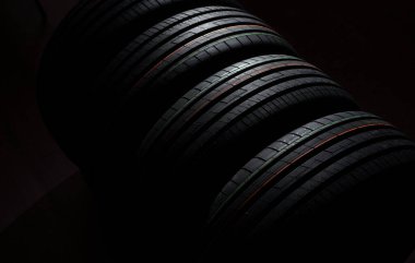 Koyu bir zeminde yeni lastikleri olan güzel bir arka plan.