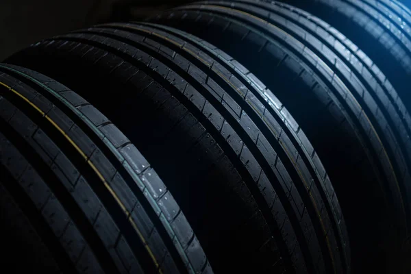 Neue Reifen auf dunklem Hintergrund mit kaltem Licht in der Ecke — Stockfoto