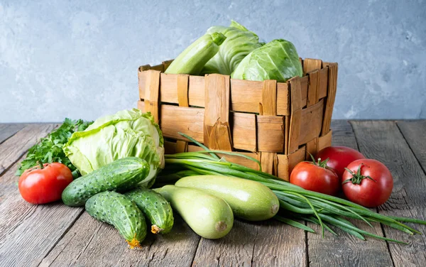 Verduras naturales frescas para preparar ensaladas saludables — Foto de Stock