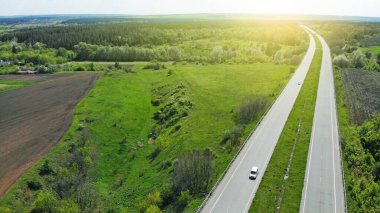 Havadan. Tarlalar arasında çift şeritli yol. İHA 'dan yukarıya bak
