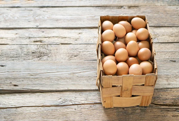 Uova di pollo naturali crude in una scatola. Copia spazio — Foto Stock