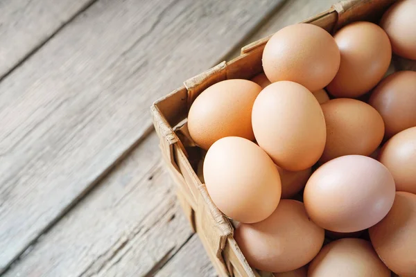 Scatola di vimini con uova di pollo naturali — Foto Stock