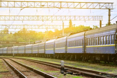 Yolcu treni raylarda gider..