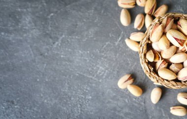 Masada fıstıklar var. Yukarıya bak