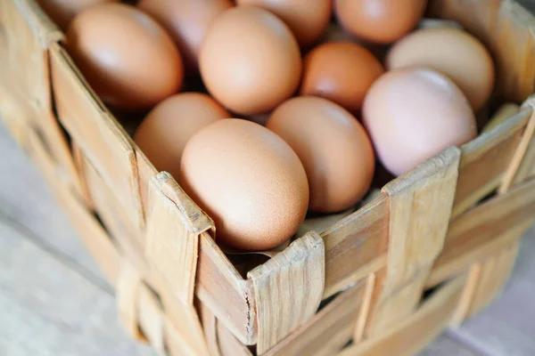 Scatola di vimini con uova di pollo naturali . — Foto Stock