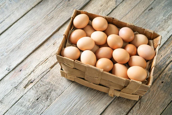 Uova di pollo naturali crude in una scatola — Foto Stock