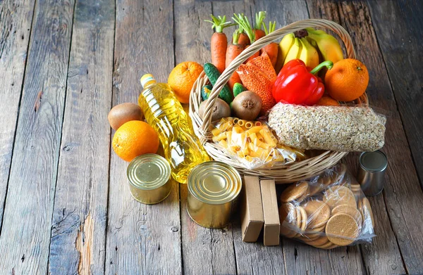 Fondo de donación de alimentos con surtido de alimentos en la mesa de madera  . — Foto de Stock