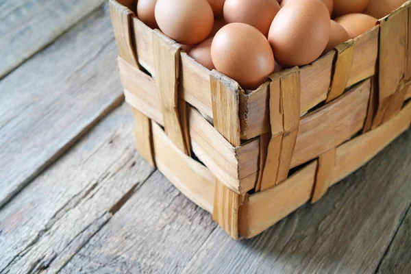 Sfondo naturale cibo fatto in casa con scatola di vimini piena di uova di pollo — Foto Stock