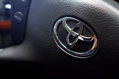 Arabanın direksiyonunda Toyota Logo 'nun illüstrasyon editörü. KHARKIV, UKRAINE - 18 Mayıs 2020