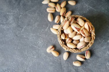 Fıstıklar masada hasır bir kutuda..