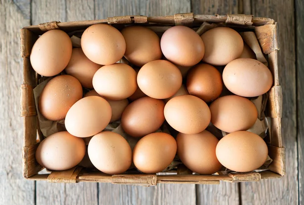 Ακατέργαστα φυσικά αυγά κοτόπουλου σε κουτί. — Φωτογραφία Αρχείου
