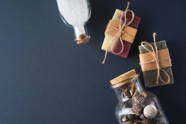 Banyo dekorasyonu. Doğal sabun, deniz tuzu ve korunmuş botanik karışımı.