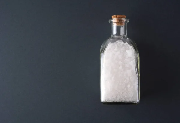 塩の背景に海塩がたっぷり入ったガラス瓶 — ストック写真