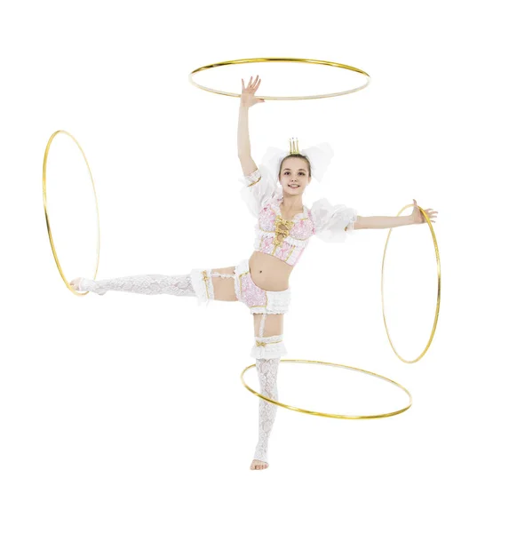 Turnerin turnt stehend einen Hula-Hoop-Reifen — Stockfoto