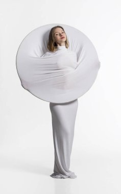 Beyaz kavramsal elbiseli bir genç, gülümseyen kız .